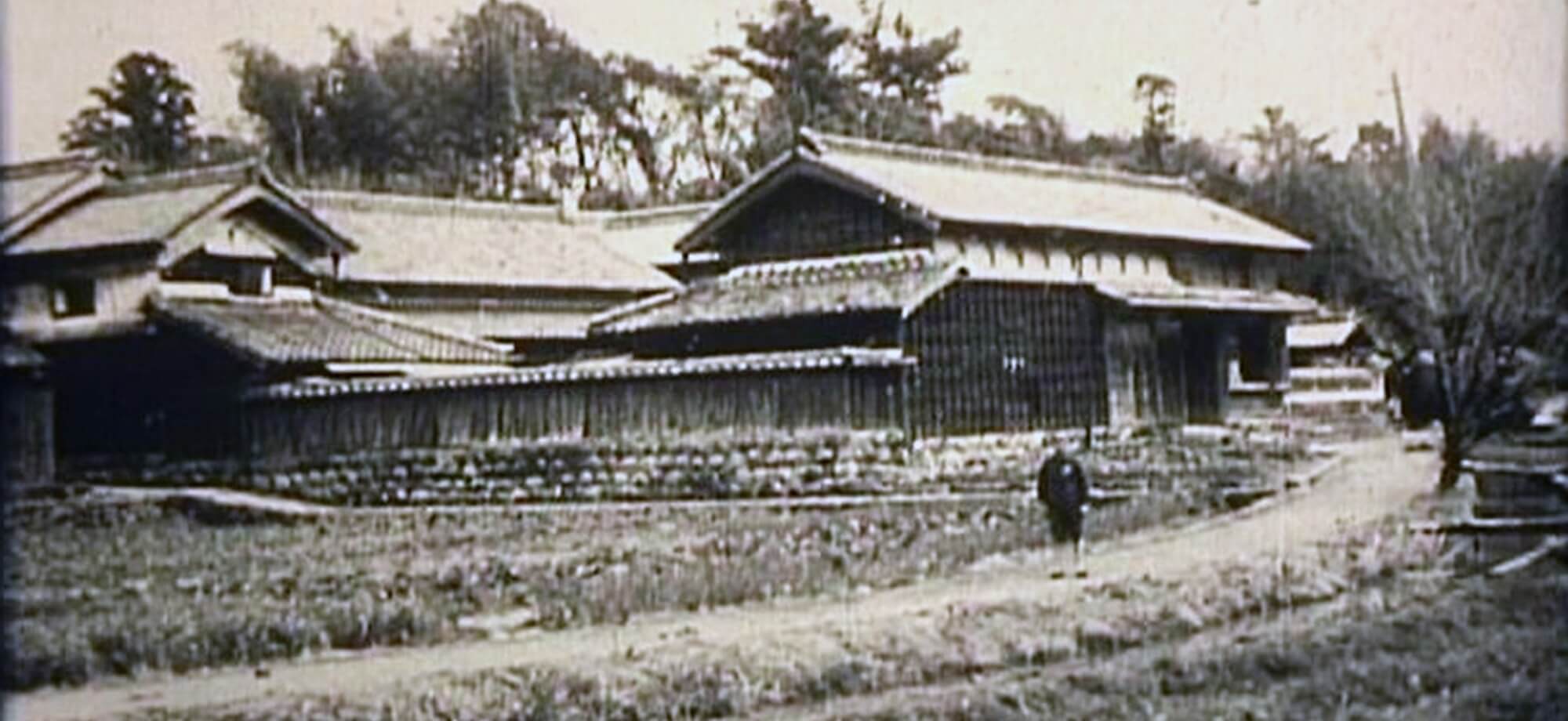高知市神田の創業者生家　道に立っているのは彌典