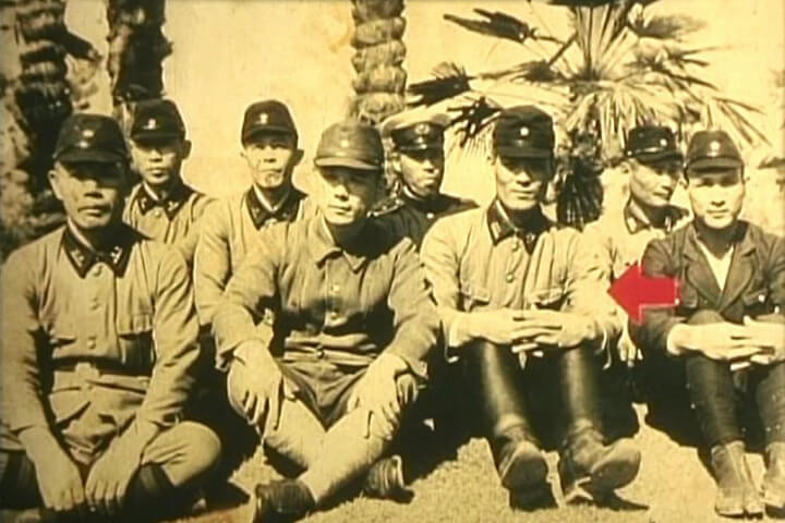 戦時中、銃後の守りに奔走した恒治 ※前列右から2番目